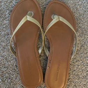 BR Banana Republic cream flip flops. Size 7. EUC.